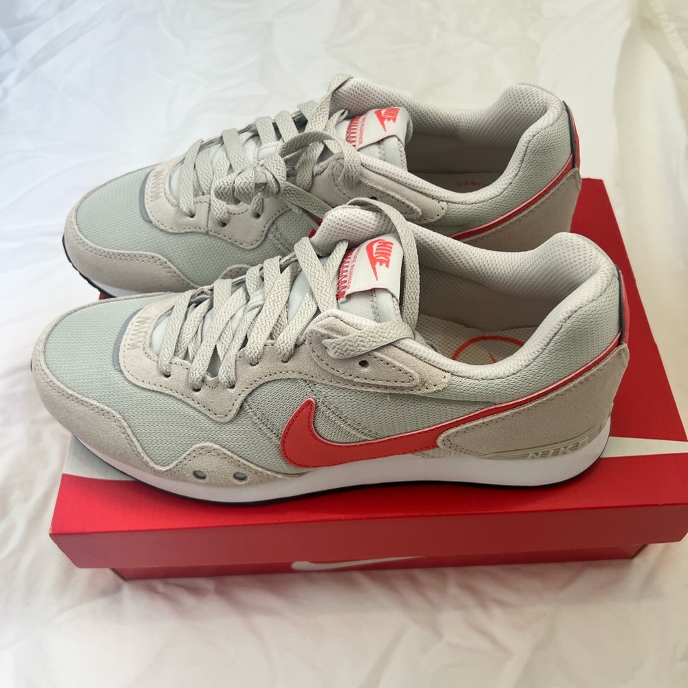 Nike Venture runner womens sneakers